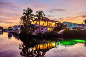 BEAUTIFUL WATER VIEW POOL GYM Room Private Dock